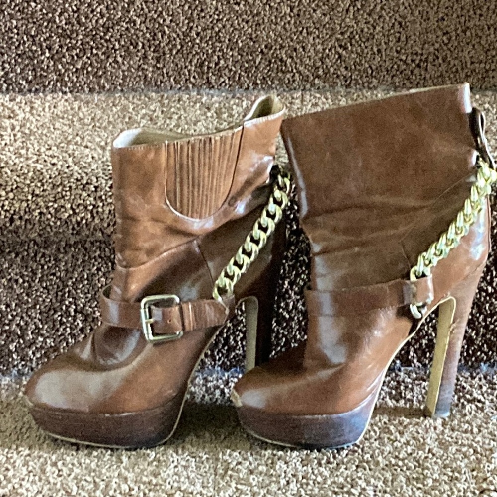 Colin Stuart brown leather ankle boots in brown leather with gold detail